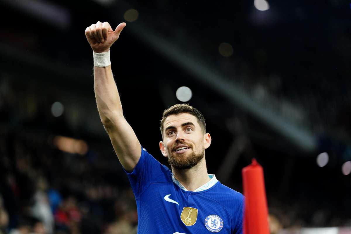 Jorginho fa segno dell'ok con la mano