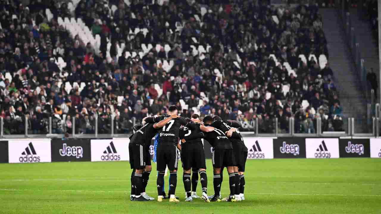 Giocatori della Juventus abbracciati in campo