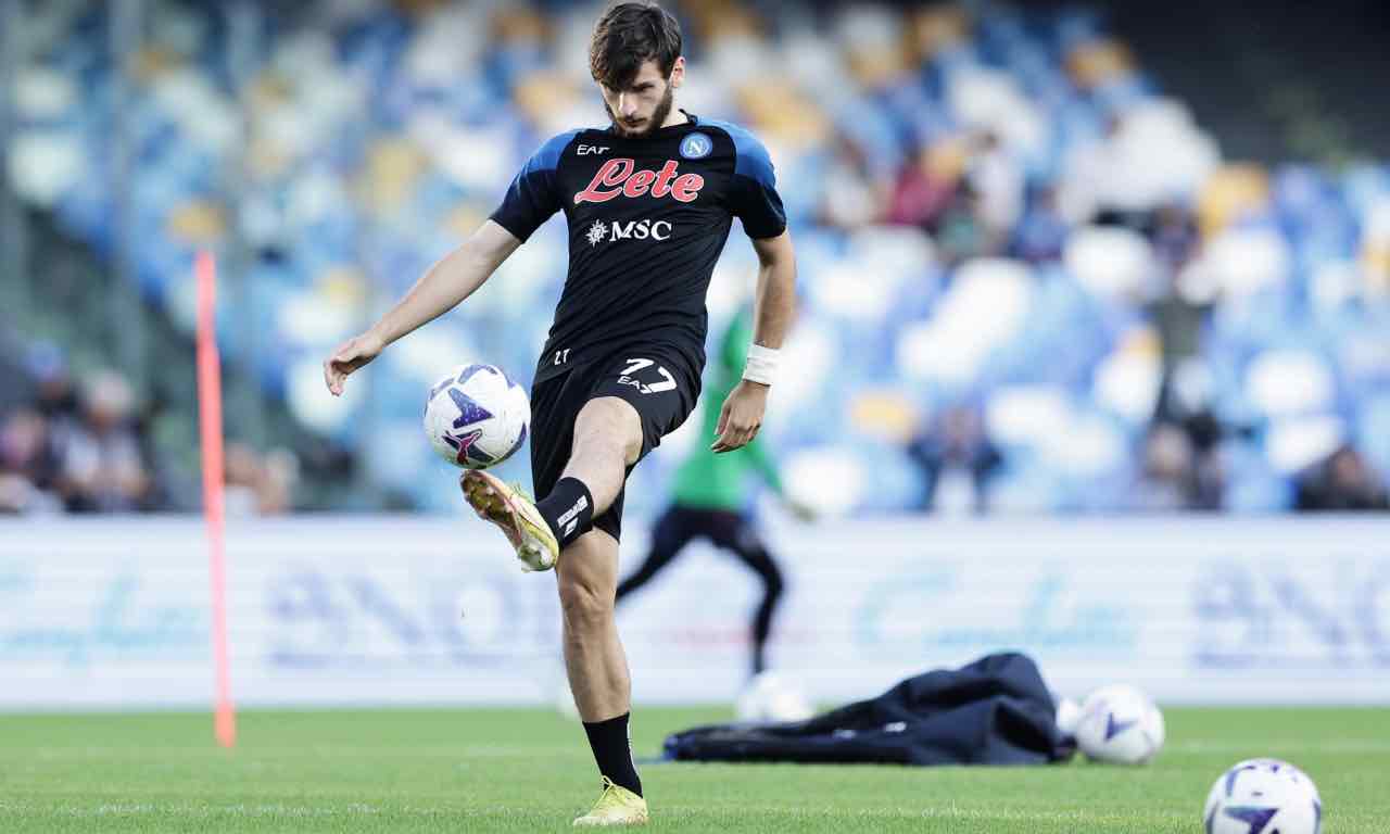 Kvaratskhelia in riscaldamento col Napoli