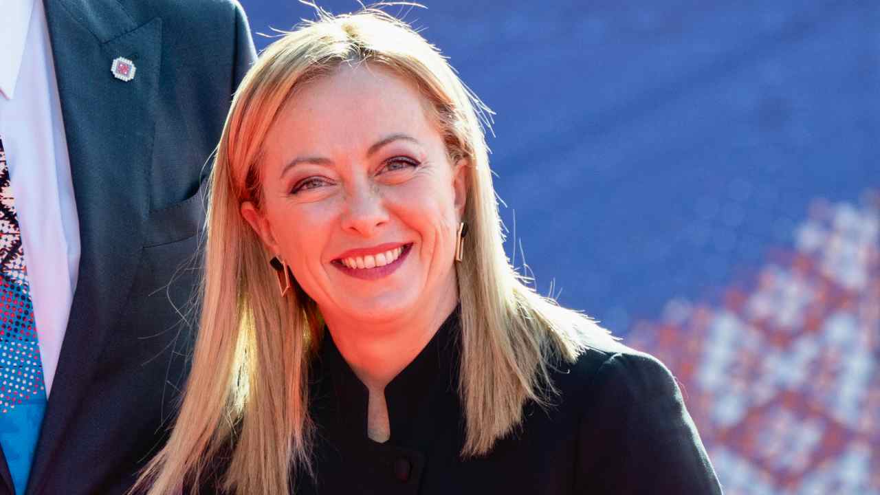 La premier Giorgia Meloni utilizza il pugno di ferro e chiede ai club di Serie A i 500 milioni di euro vantati dal Fisco: "Regole uguali per tutti", è quanto emerge dalla riunione tra i capigruppo di maggioranza