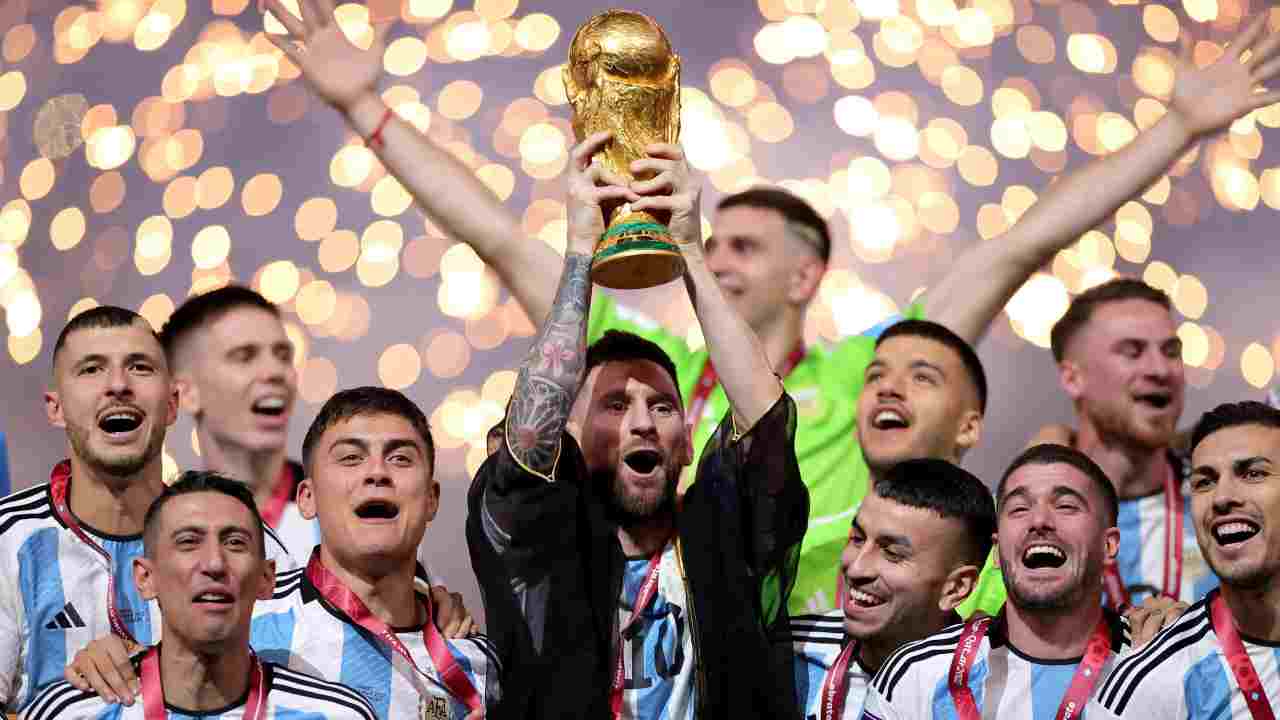 Messi alza la Coppa del Mondo