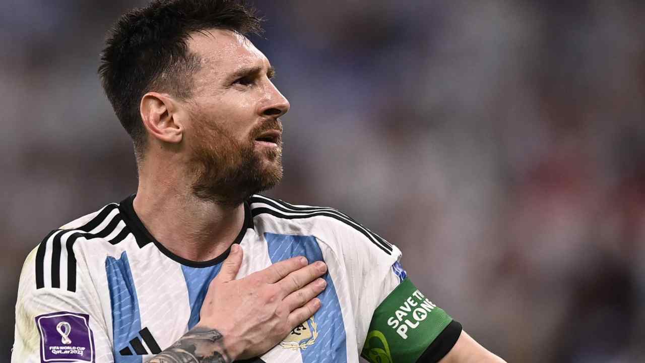 Messi con la mano sul cuore Argentina
