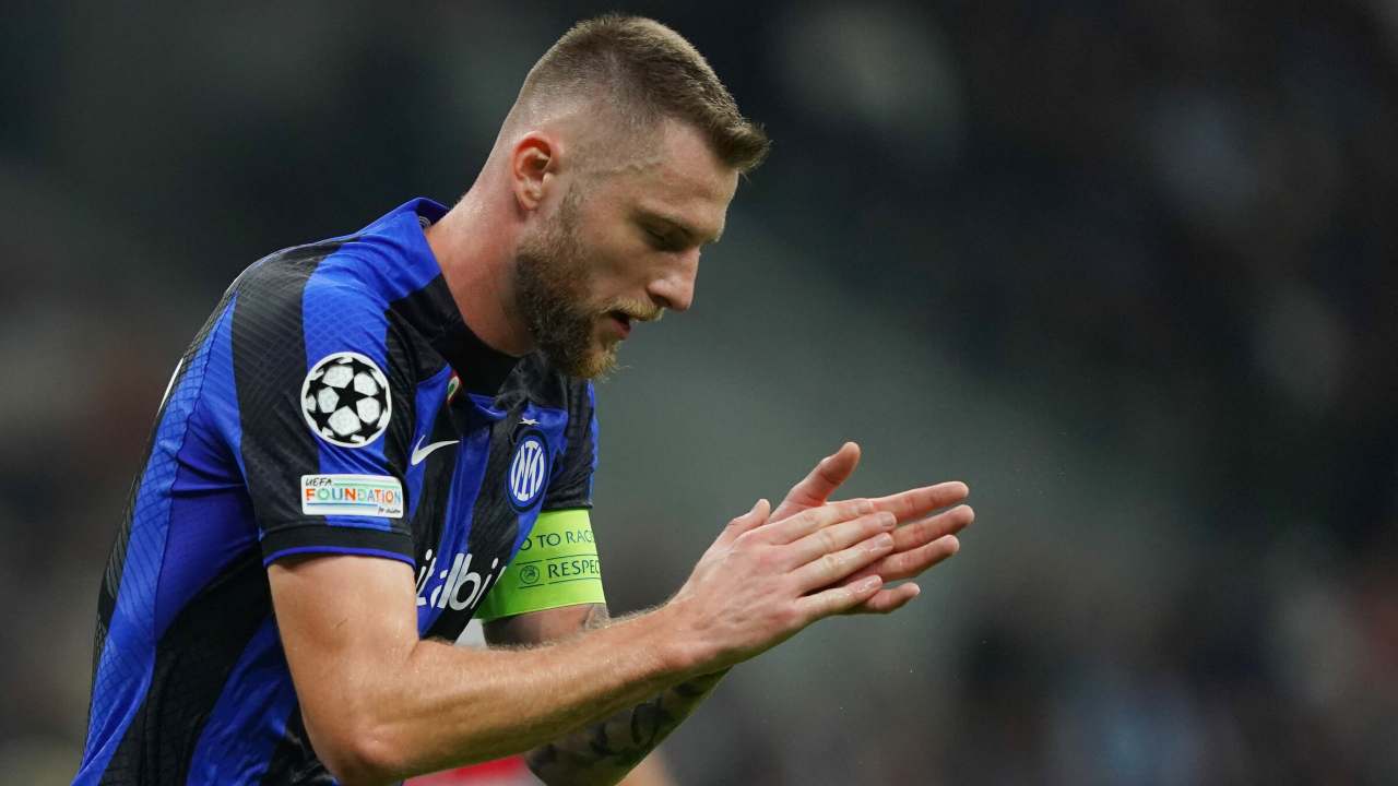 Skriniar indossa la fascia da capitano e applaude Inter