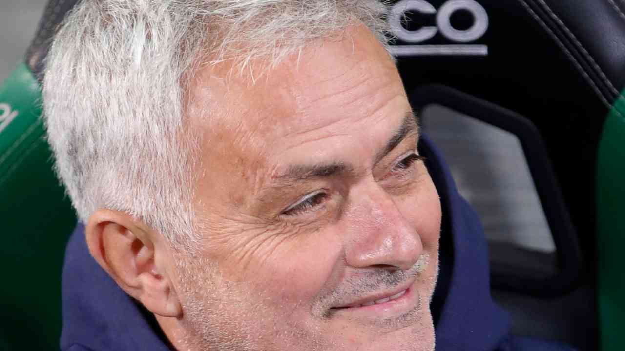 Mourinho sorridente: può recuperare una pedina in vista del confronto con il Napoli di Spalletti