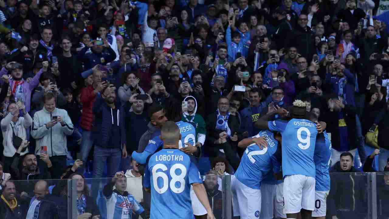Il Napoli festeggia da squadra unita