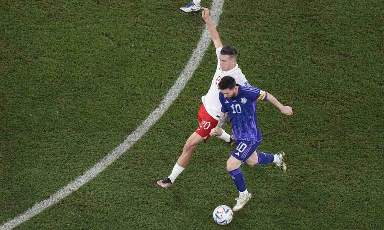 Zielinski in campo contrasta Messi