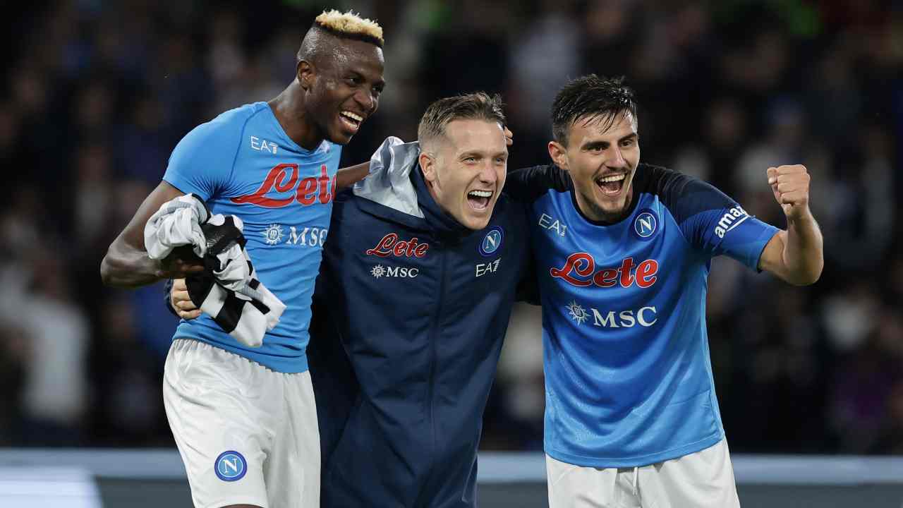 Osimhen, Zielinski, Elmas festeggiano la vittoria Napoli