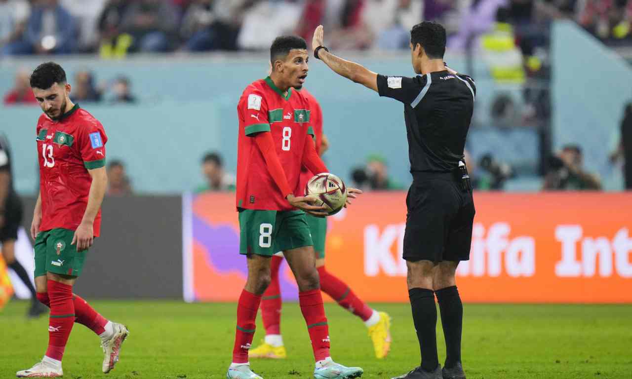 Ounahi contro l'arbitro 