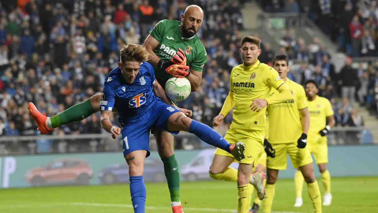 Reina salta verso il pallone