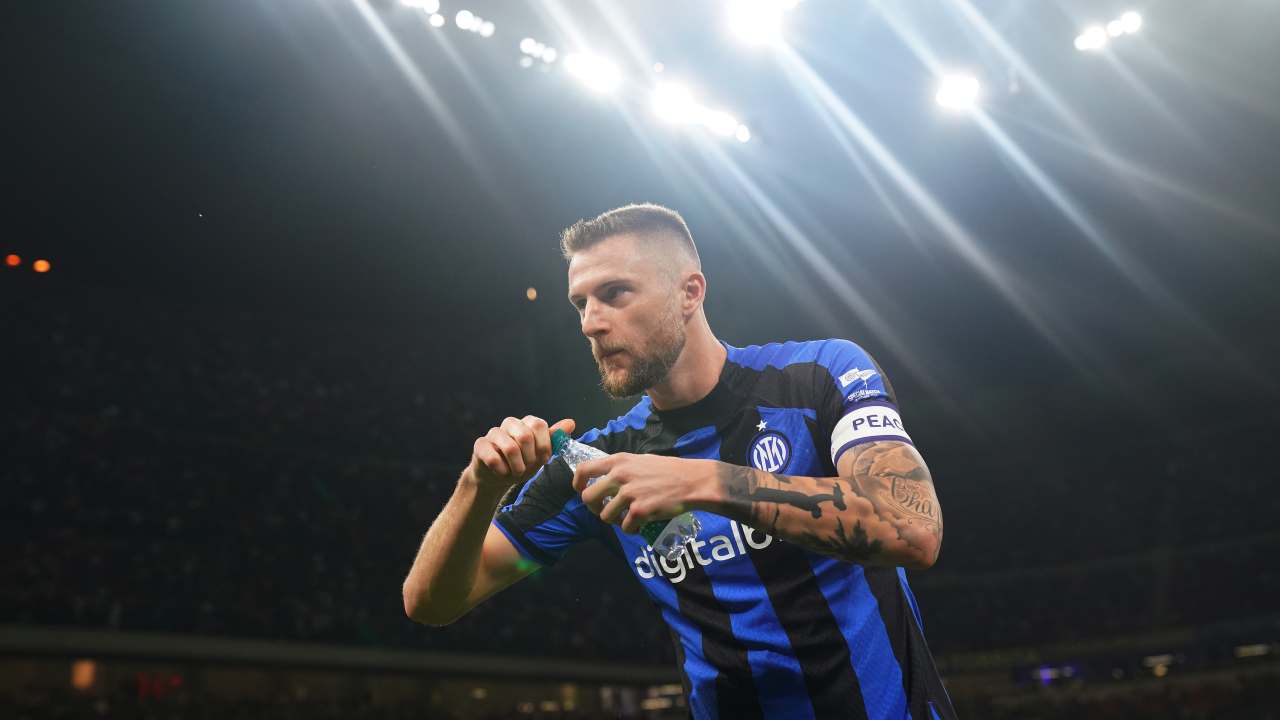 Skriniar beve l'acqua Inter 