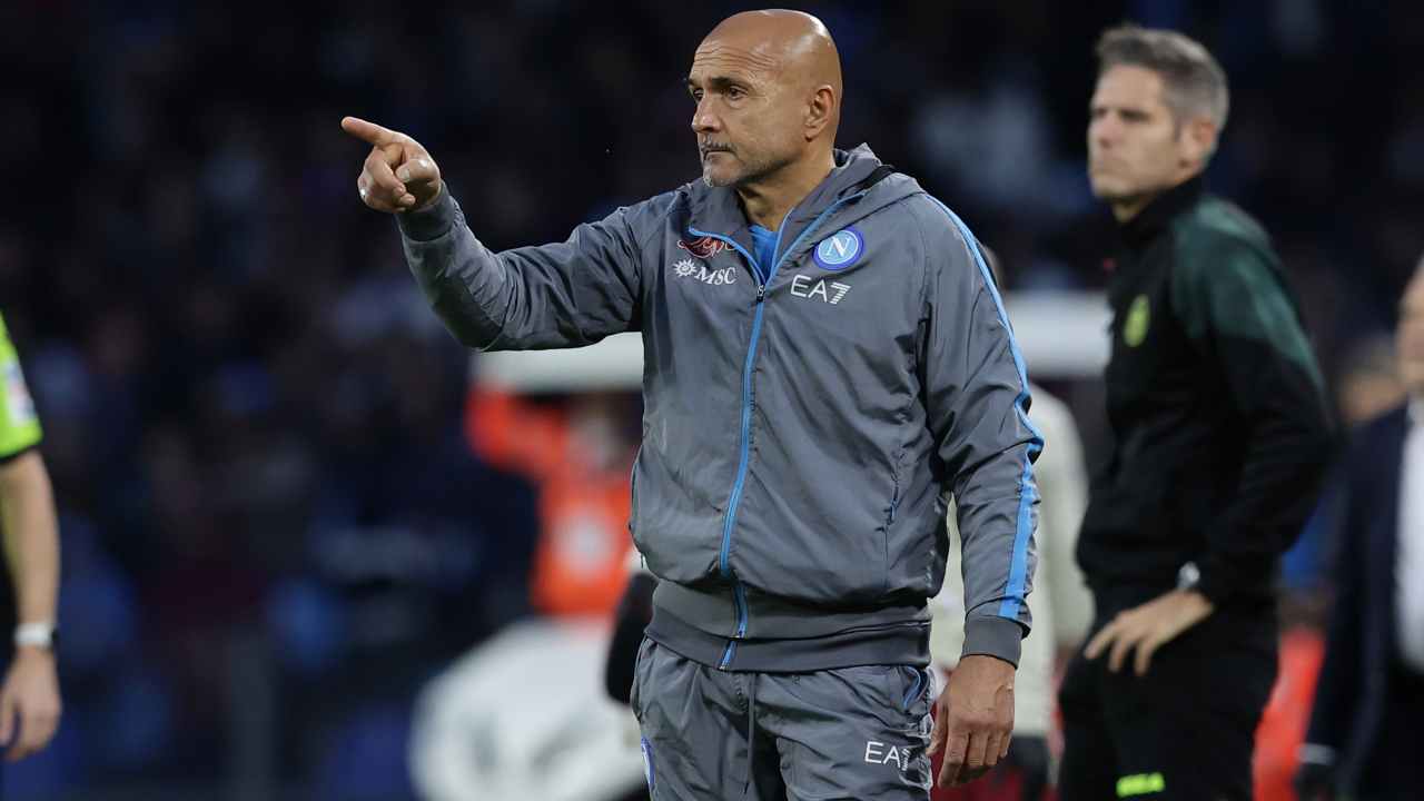 Spalletti indica verso il campo 