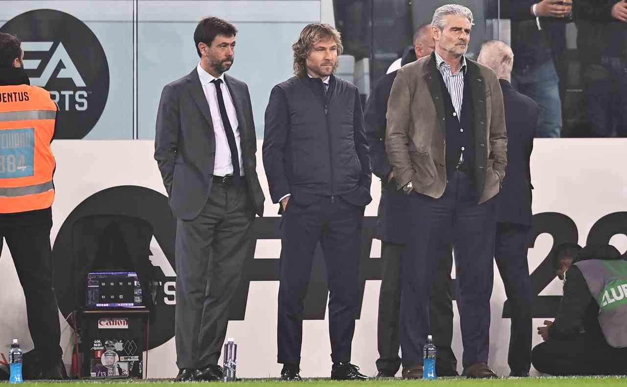 Juventus, la dirigenza schierata a bordo campo