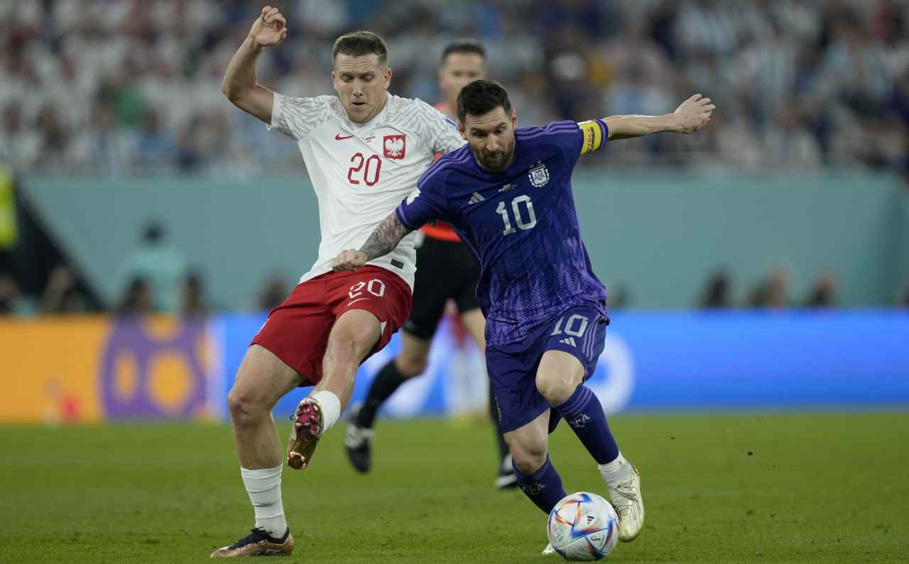 Zielinski e Messi in azione ai Mondiali