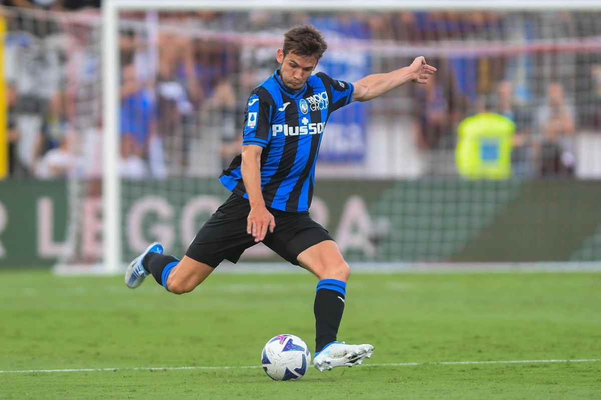 De Roon calcia il pallone Atalanta 