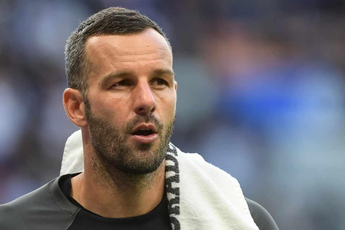 Handanovic con il telo sulla spalla Inter