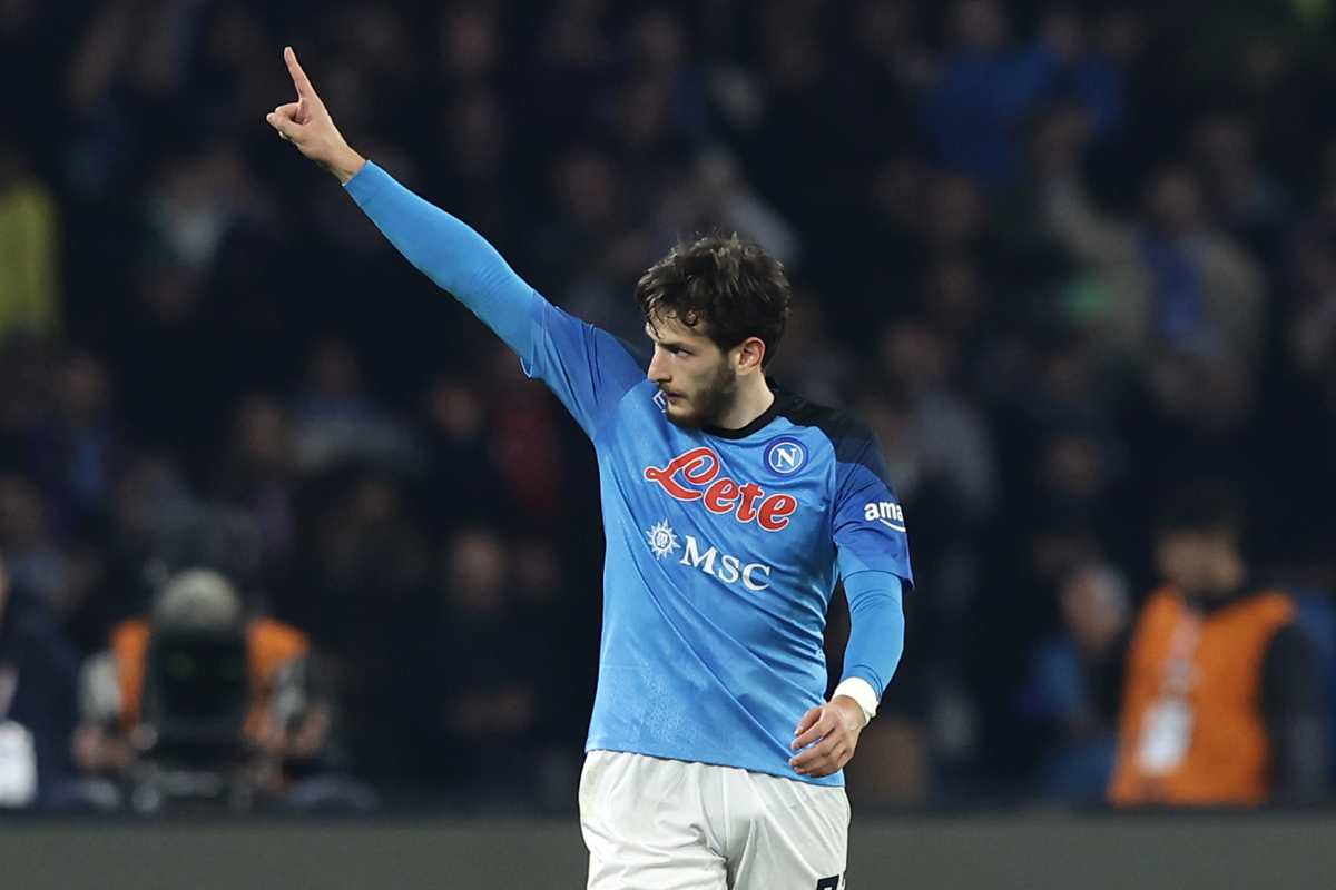 Kvaratskhelia in campo con il Napoli