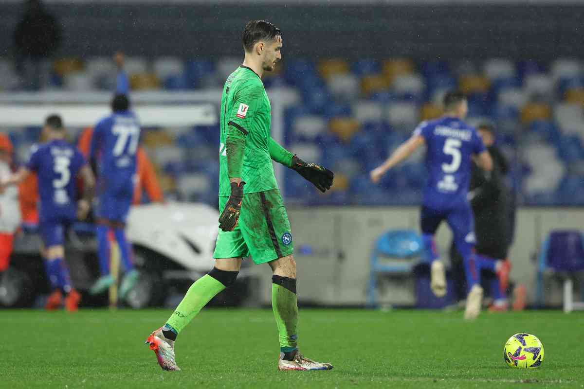 Meret cammina in campo Napoli