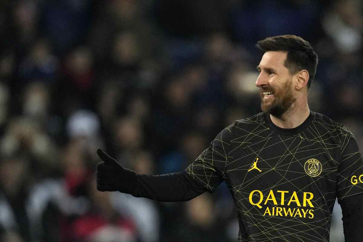 Messi sorride e fa segno dell'ok