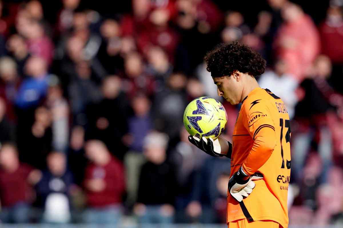 Ochoa guarda il pallone Salernitana 