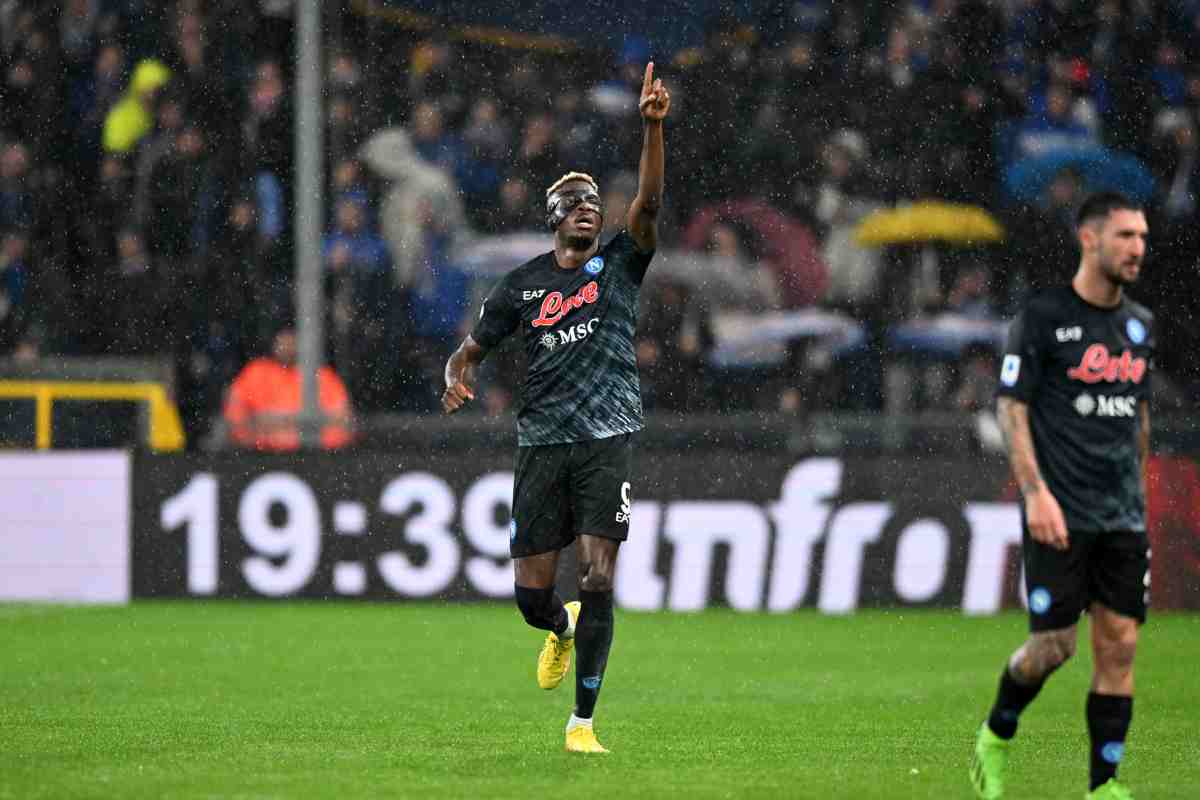 Osimhen esulta dopo il gol del Napoli ma il nigeriano si è reso protagonista anche di un dettaglio che ha fatto piacere a Spalletti