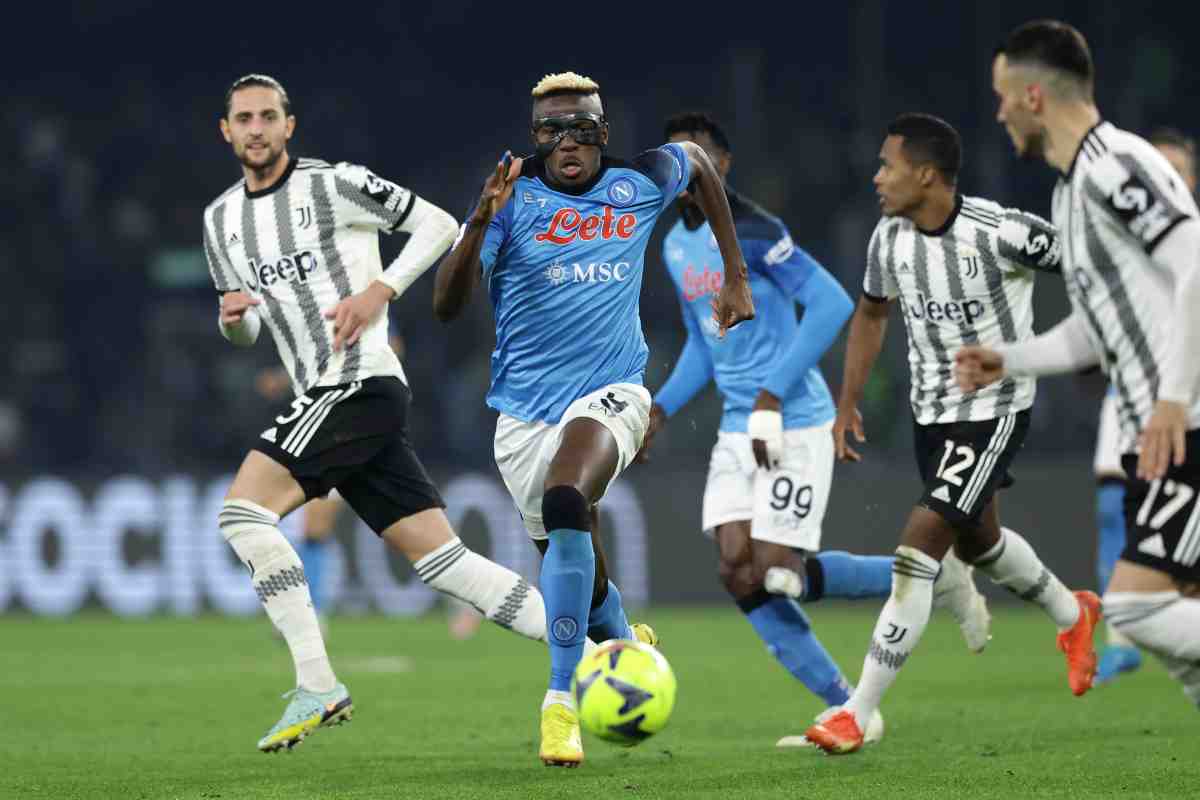 Osimhen accerchiato dai giocatori avversari della Juventus