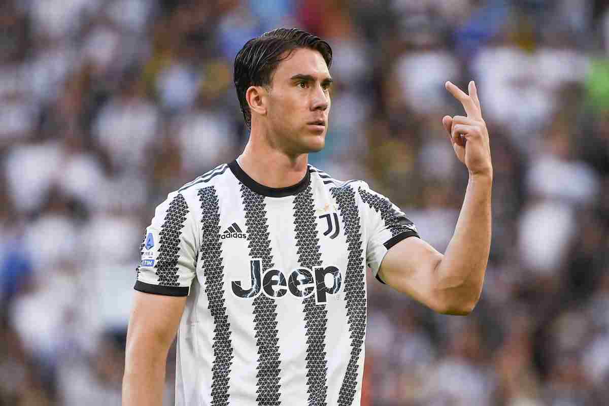 Vlahovic fa segno con la mano Juve