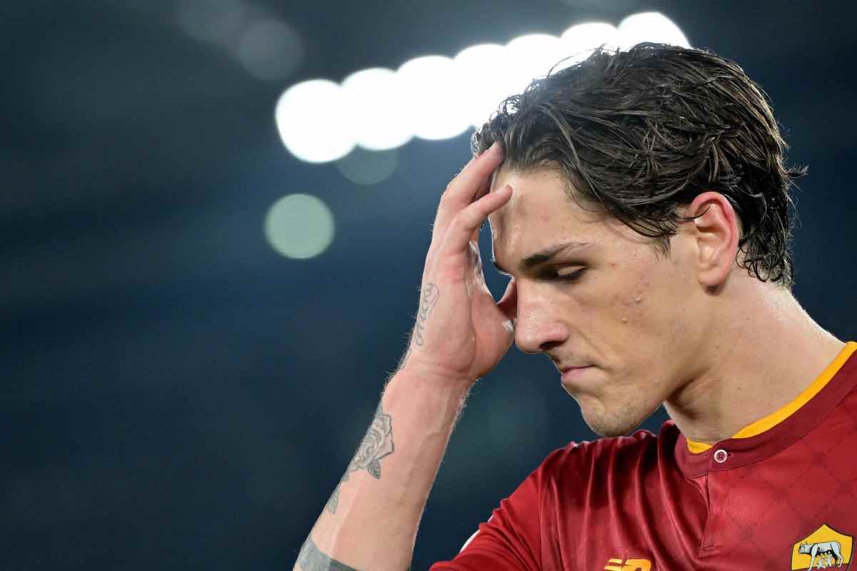 Zaniolo pensieroso in campo