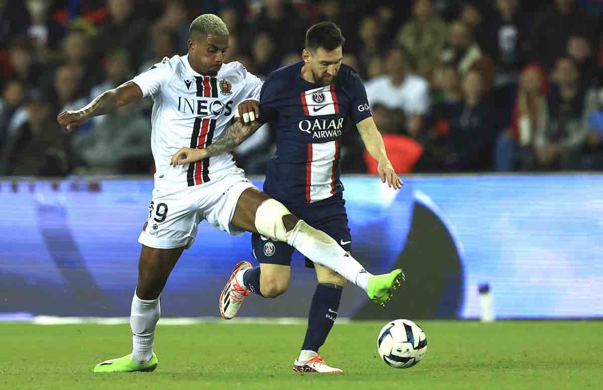 Mario Lemina e Leo Messi in campo 