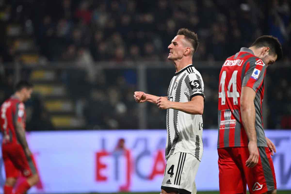 Arek Milik esulta al gol