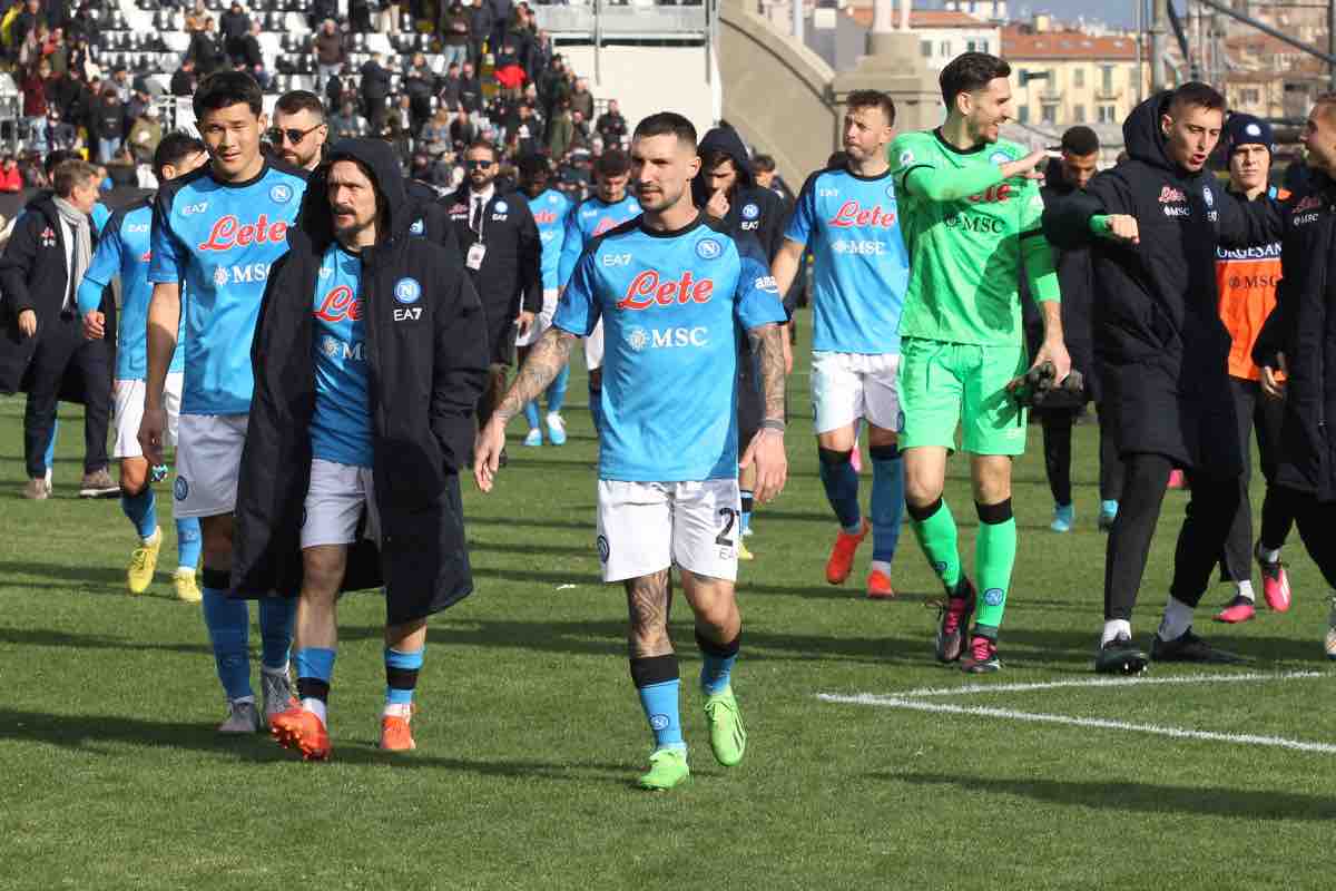 Il Napoli esce dal campo dello Spezia