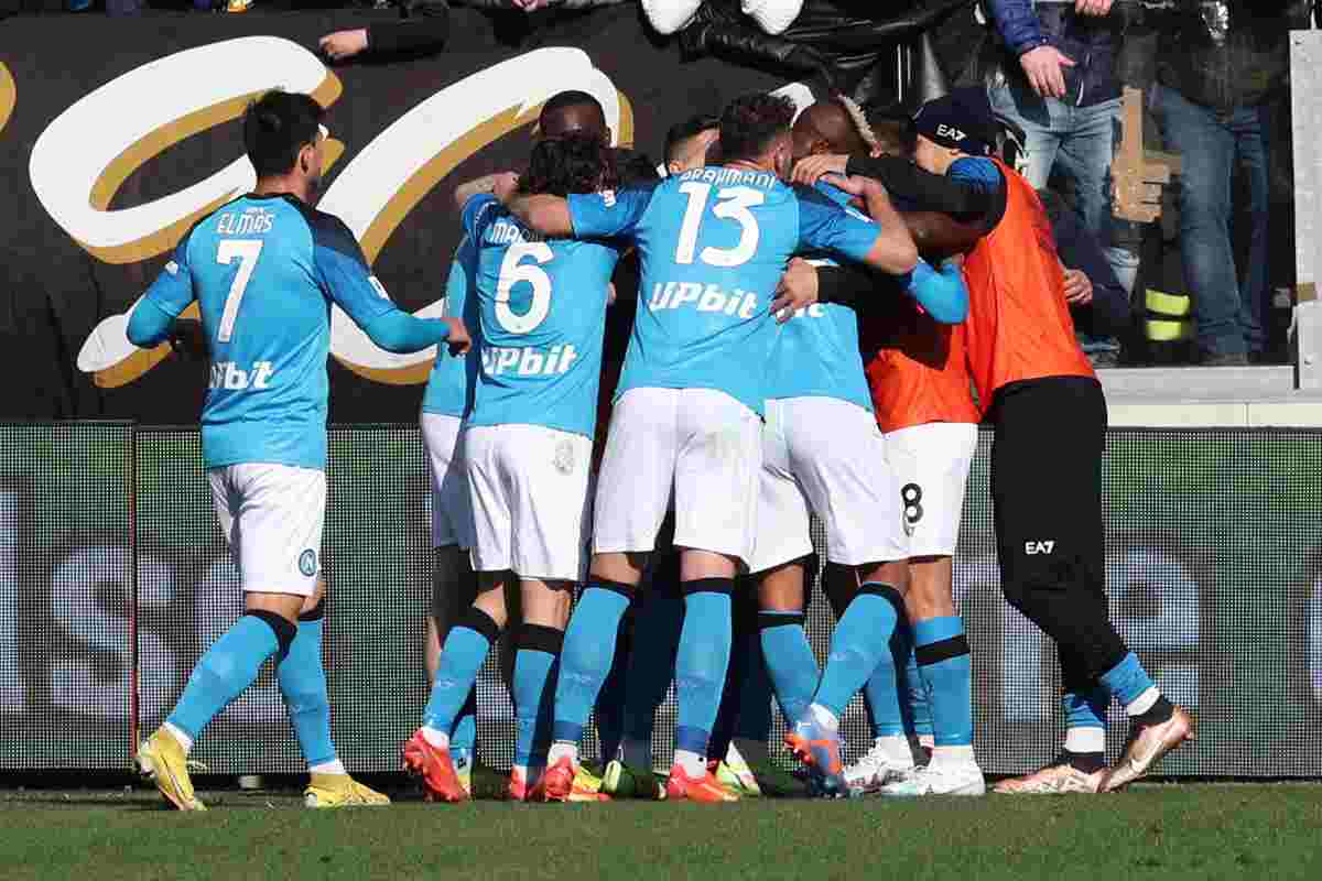 Il Napoli esulta dopo una rete: i calciatori azzurri si sono fatti apprezzare pure fuori dal terreno di gioco