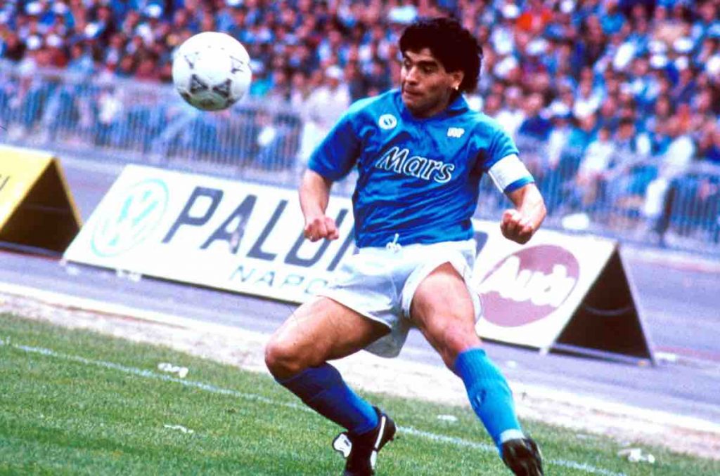 Maradona controlla il pallone 
