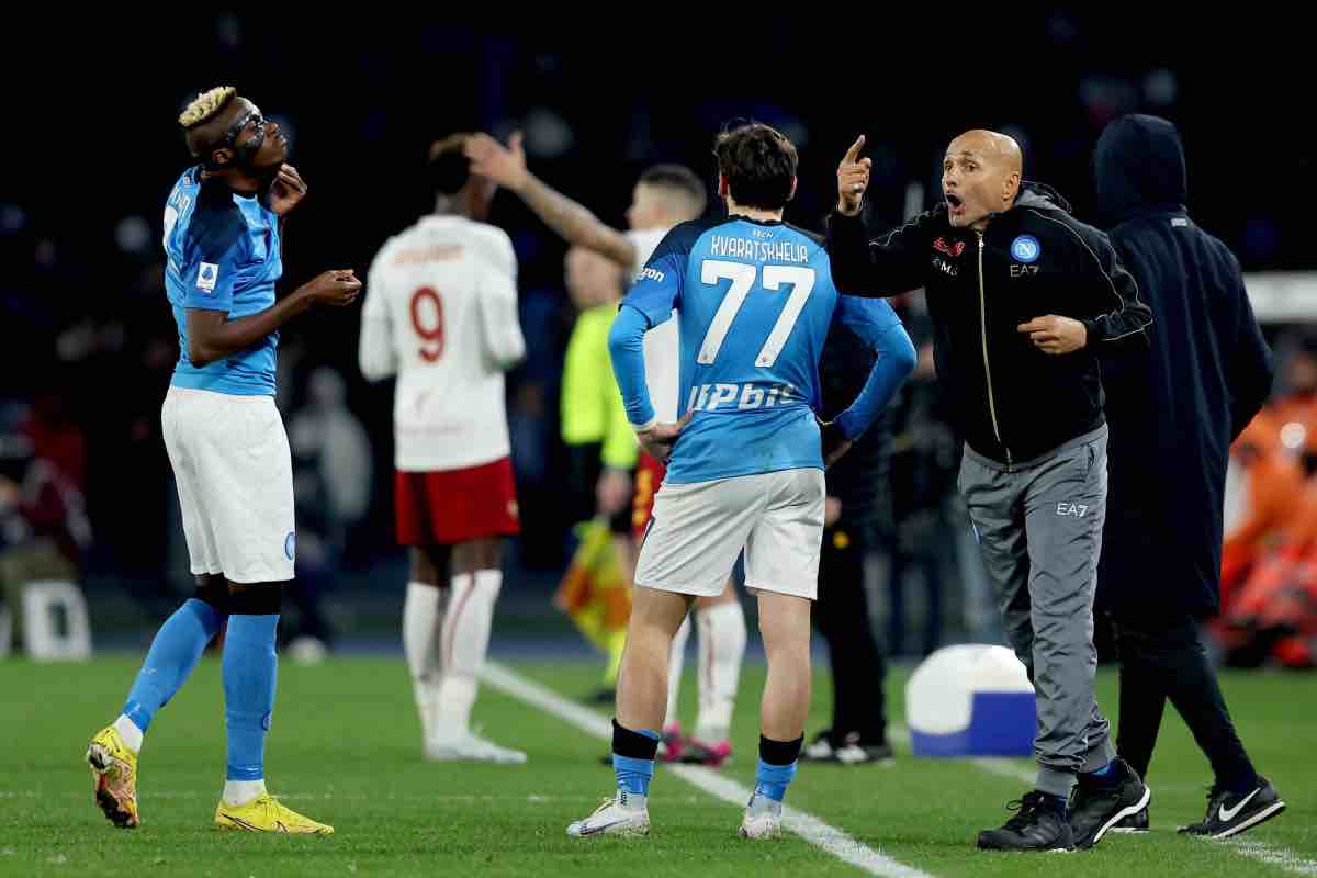 Spalletti dà indicazioni a Osimhen e Kvaratskhelia 