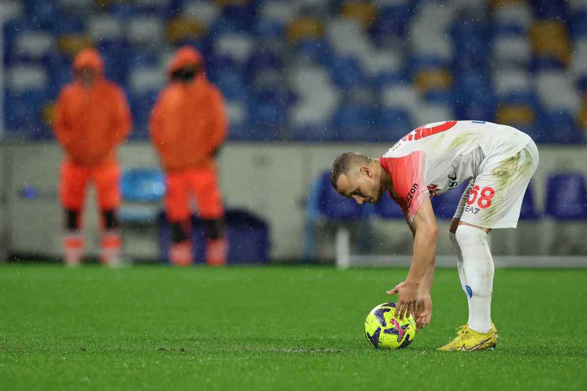 Lobotka sul punto di battuta del calcio di rigore