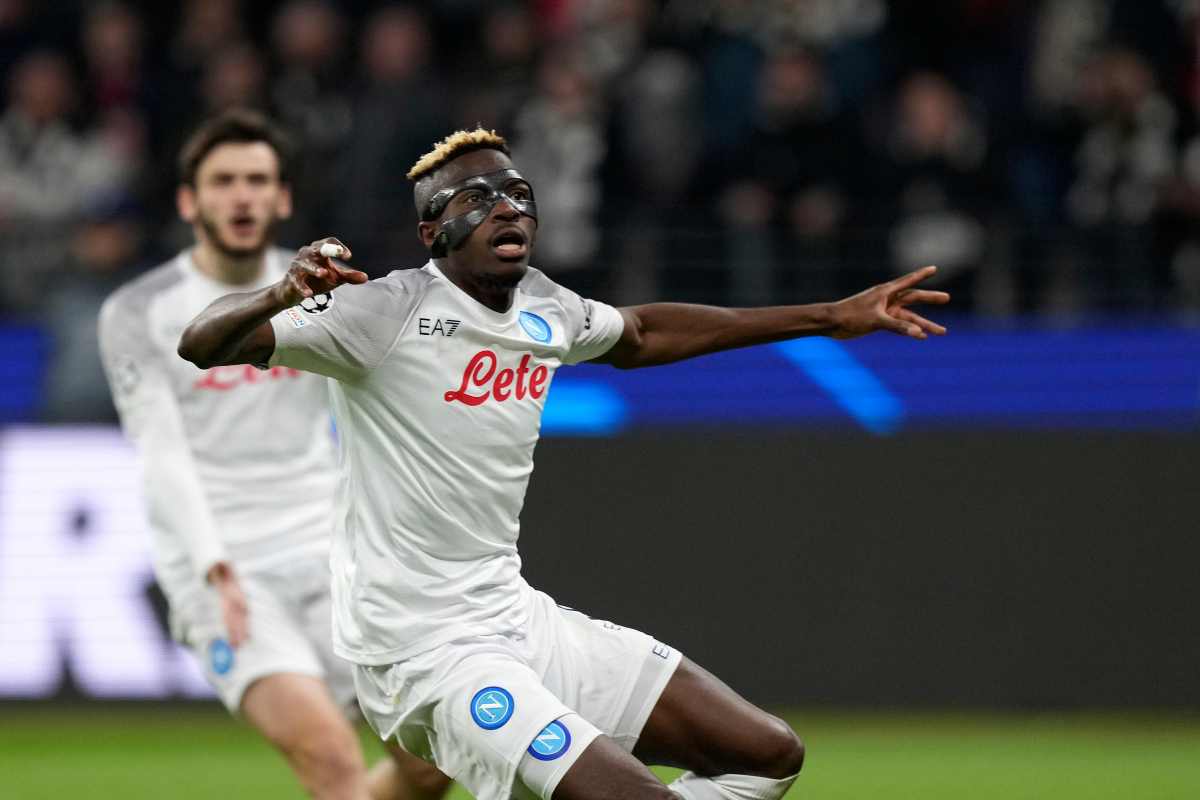 Osimhen allarga le braccia Napoli