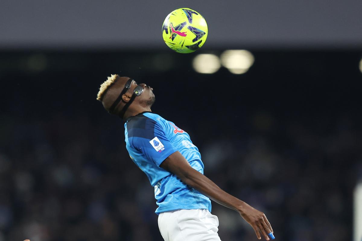 Osimhen stoppa il pallone 