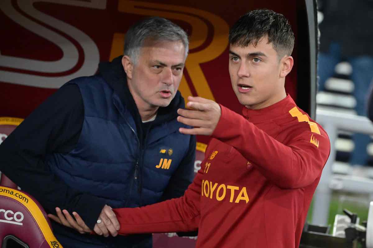 Mourinho e Dybala dialogano in panchina