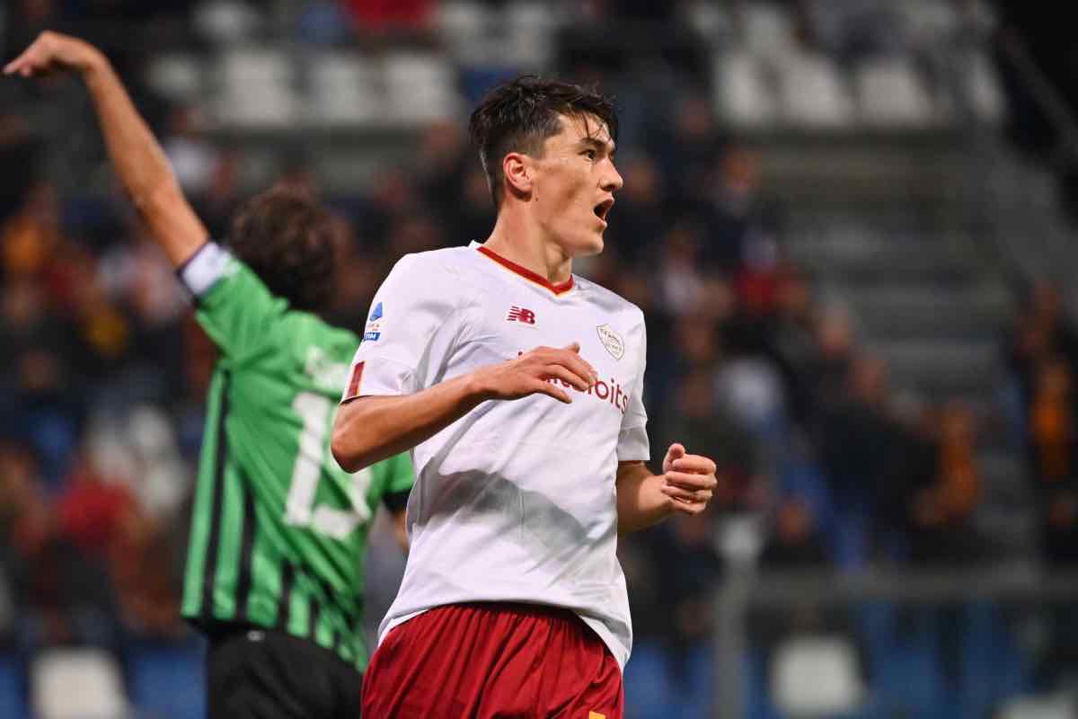 Shomurodov in campo con la Roma