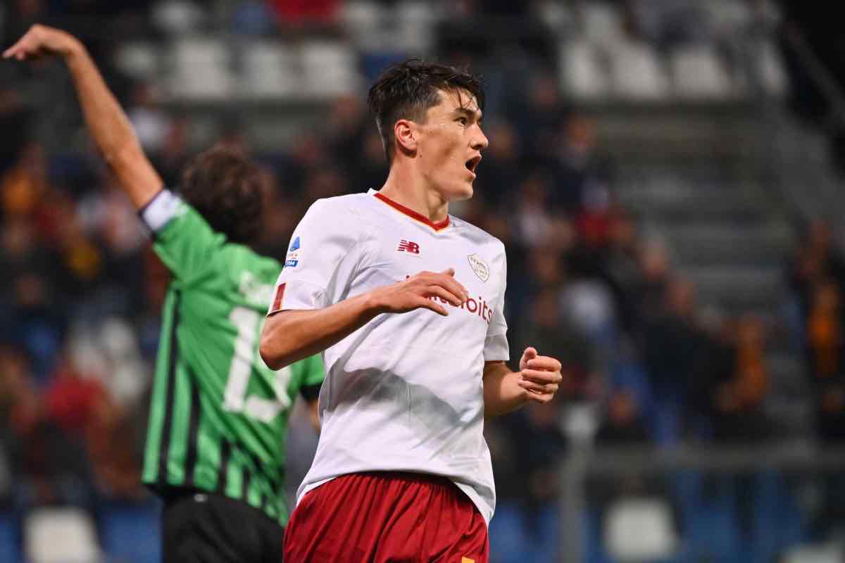 Shomurodov in campo con la Roma