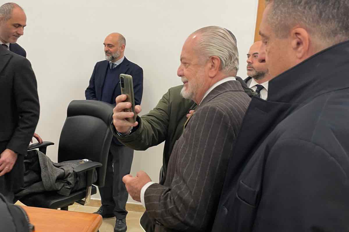 De Laurentiis sorridente al convegno