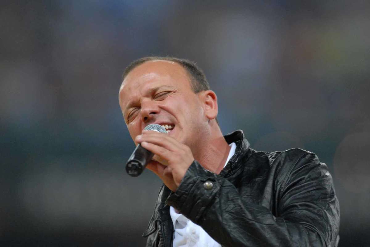 Gigi D'Alessio canta