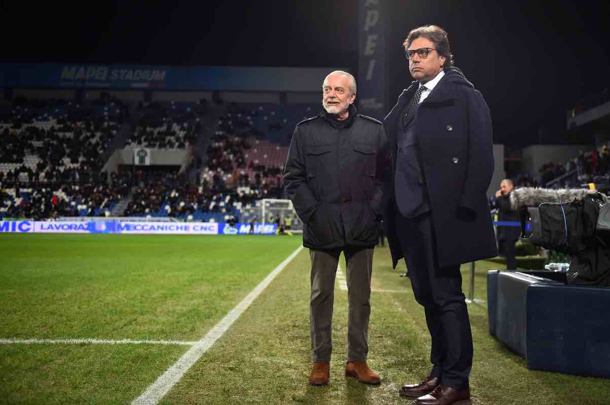 Giuntoli e De Laurentiis sorridenti a bordo campo