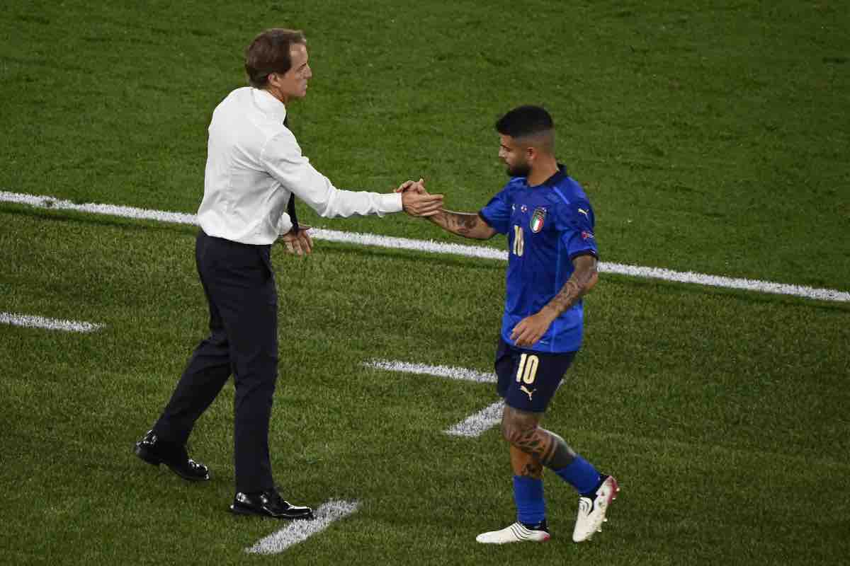 Insigne saluta Mancini uscendo dal campo 