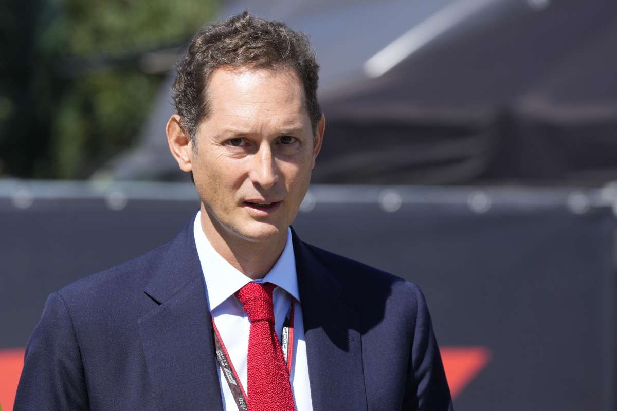 John Elkann pensieroso 