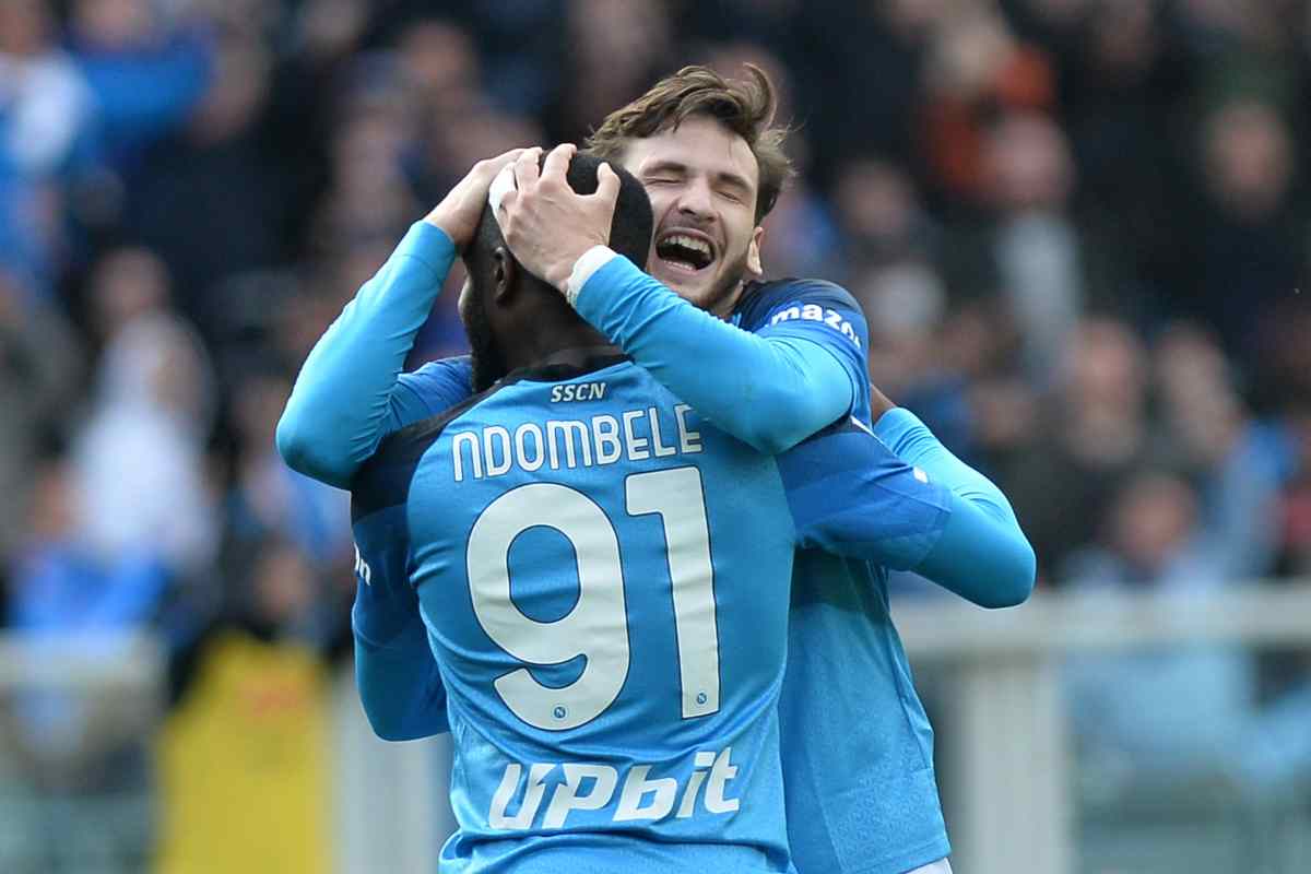 Kvartskhelia abbraccia Ndombélé Napoli