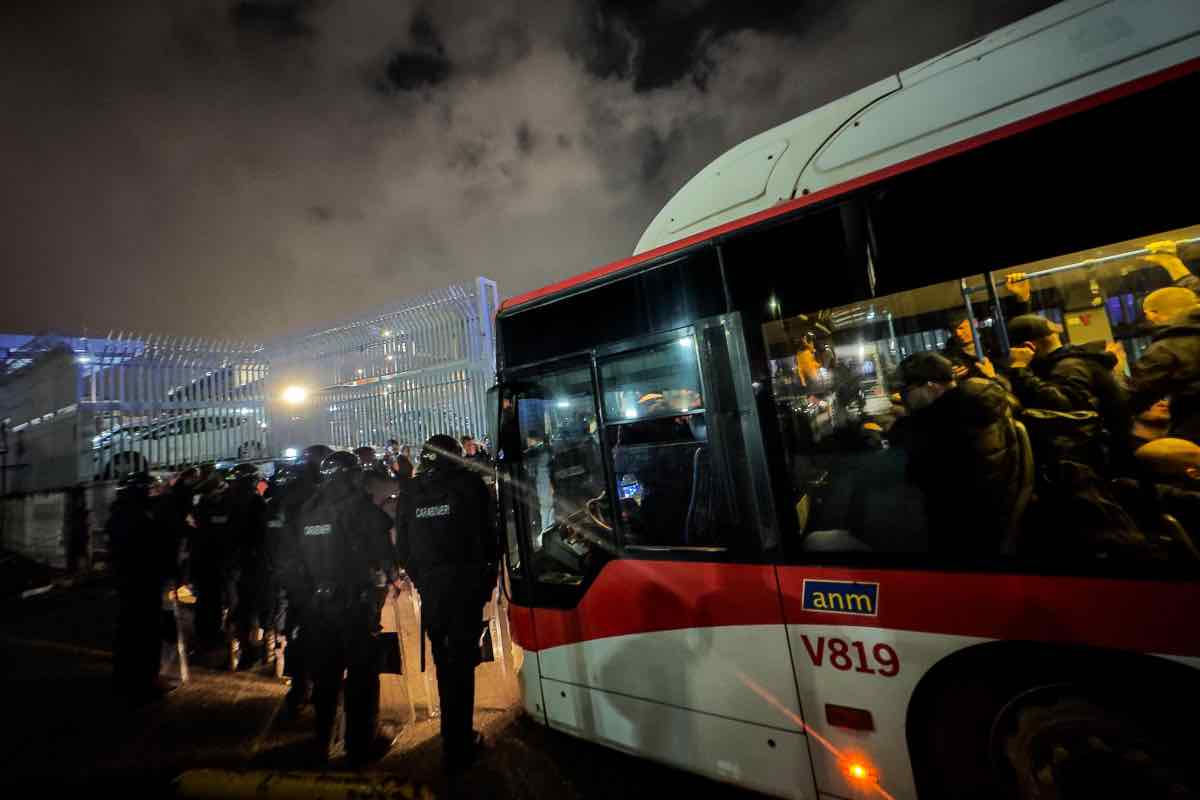 Tifosi dell'Eintracht scortati dal pullman