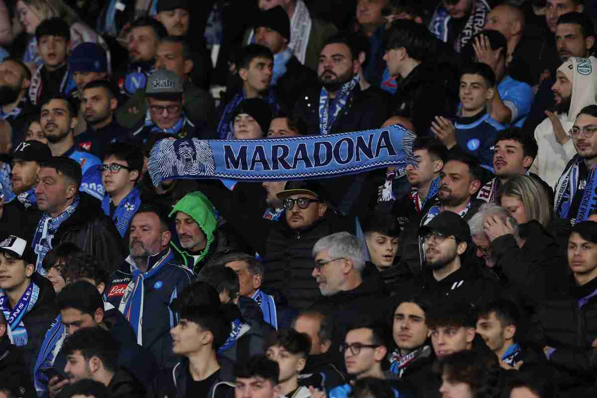 Tifosi con la sciarpa di Maradona Napoli