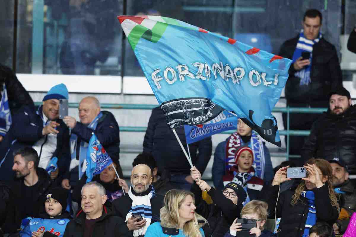 Bandiere che sventolano allo stadio 