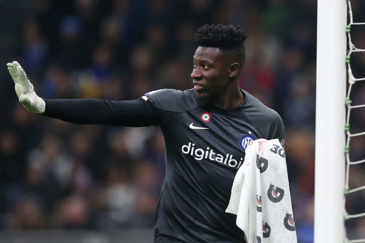 Onana fa cenno con la mano Inter