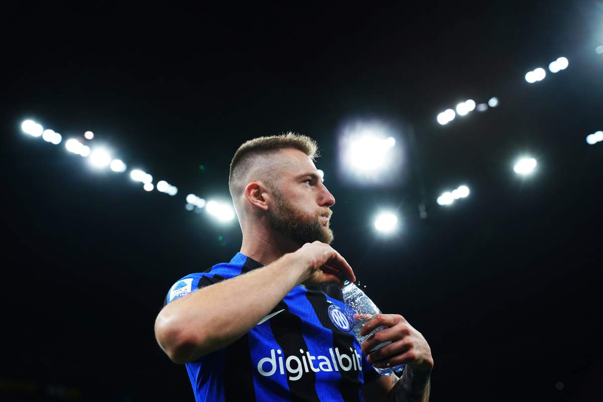 Skriniar beve l'acqua Inter